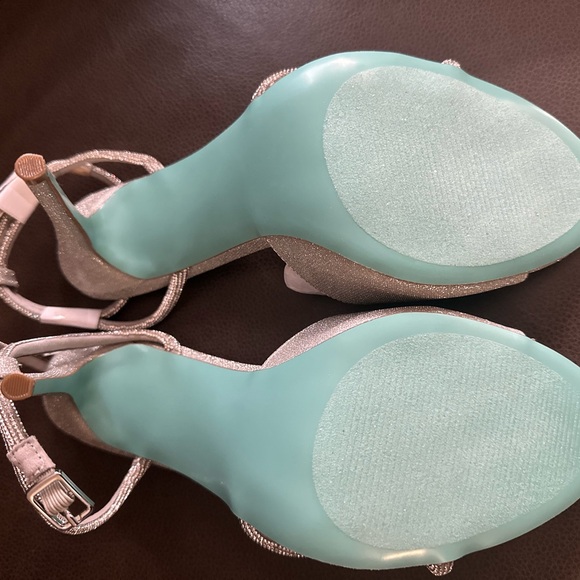 NEW - BETSEY JOHNSON Silver Sandal Heel - Picture 4 of 6